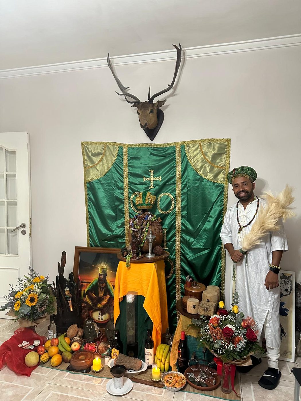 Julio César, Awó Ofun Ibori, ante Orula en su casa de Ifá